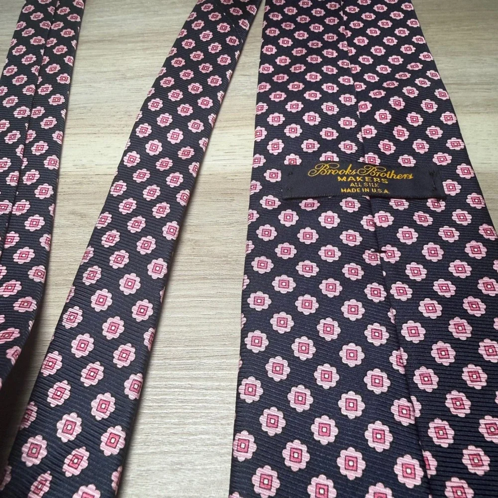 Brooks Brothers Tie Mens Navy Pink Geometric‎ Medallion Silk USA Made Makers